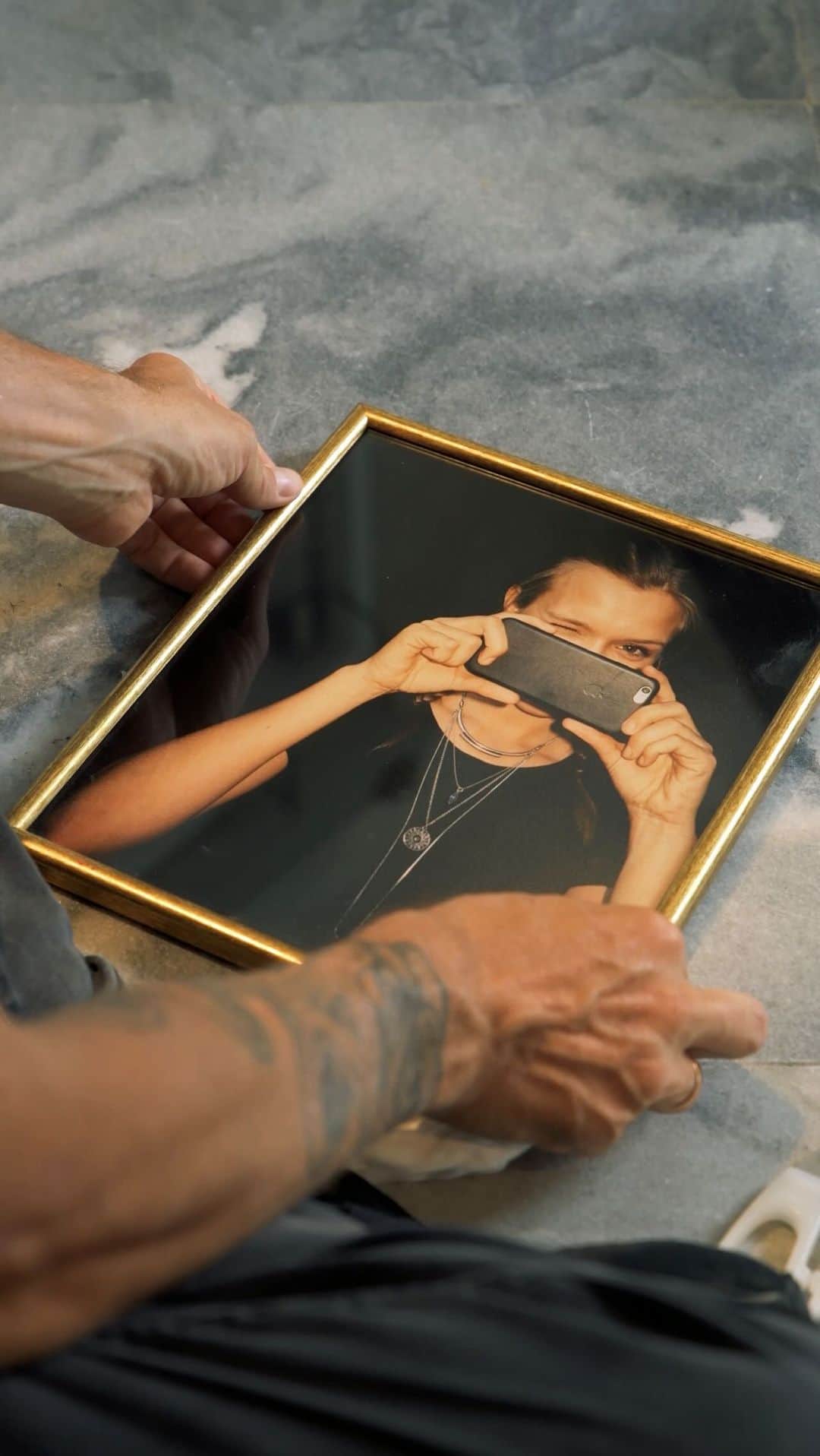 のインスタグラム：「Glæd dig til næste uge, hvor vi kickstarter ELLEs 15-års fødselsdag med en helt særlig fotoudstilling på @designmuseumdanmark, hvor du kan komme med fotograf @lassebakmejlvang bag om Københavns modeuge med en række unikke fotografier skudt eksklusivt for ELLE.」