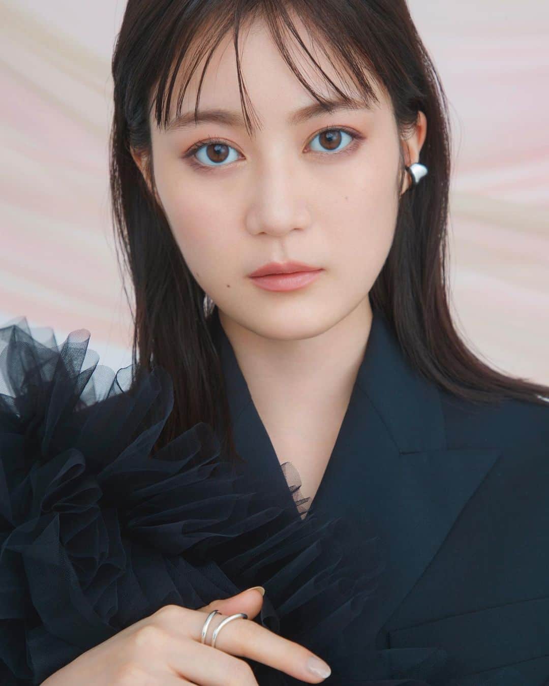 菊地泰久のインスタグラム：「@ikutaerika.official  @decorte_official  @vocemagazine  @yukarihayashi  @menkooo  @yasuhisa_kikuchi   #生田絵梨花 #cosmedecorte #voce #菊地泰久 #yasuhisakikuchi #beauty #makeup #fashion #portrait #jewelry #gravure #shooting #photography #photographer #model #studio」