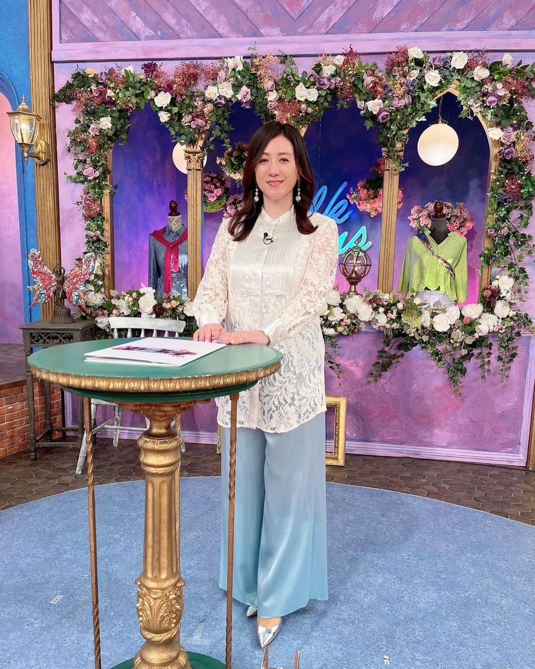 野々村友紀子のインスタグラム：「本日8月3日（木）23:00〜フジテレビ【トークィーンズ】  今回はあの方を事前取材して来ましたよー！  MC大変ですが楽しくやらせてもらいました😆ぜひご覧くださいませ  スタジオ衣装はadellyのブラウス✨ 女子がキュン💕の大人かわいいお洋服がいっぱいです。 ↓ @adelly.tokyo  #adelly6周年  #adelly」