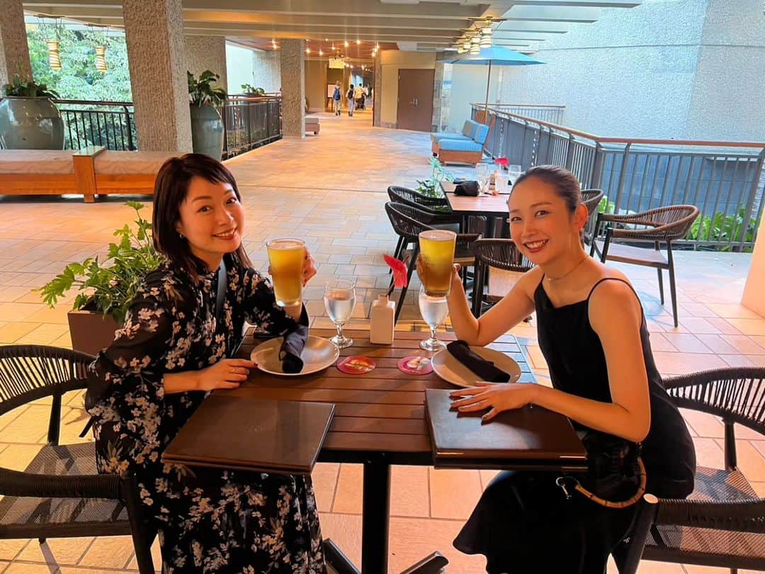小雪のインスタグラム：「🇺🇸🌴 #まあこゆき ハワイは、とにかく空と海と 街並みに癒されたなぁ～ どの時間の景色も最高だった。  旅ならではの、色んなことがあって 笑って飲んで寝て起きて 自分たちのリズムで自由に楽しくリフレッシュできました！  またコツコツ頑張っていこう！ 旅はいいね！ まぁさん、ありがとう☺️  #hawaii #ただいま」