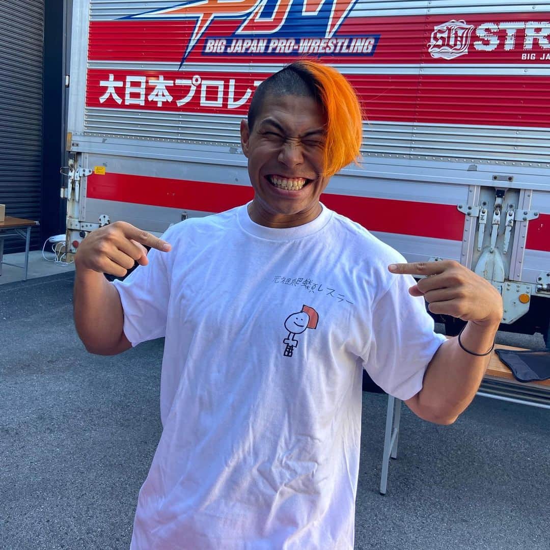 関札皓太のインスタグラム：「本日よりしれっと新発売です！🙋‍♂️ ファンの男の子が描いてくれたデザインが可愛すぎたのでTシャツになりました。 #bjw #元祖爬虫類レスラー」