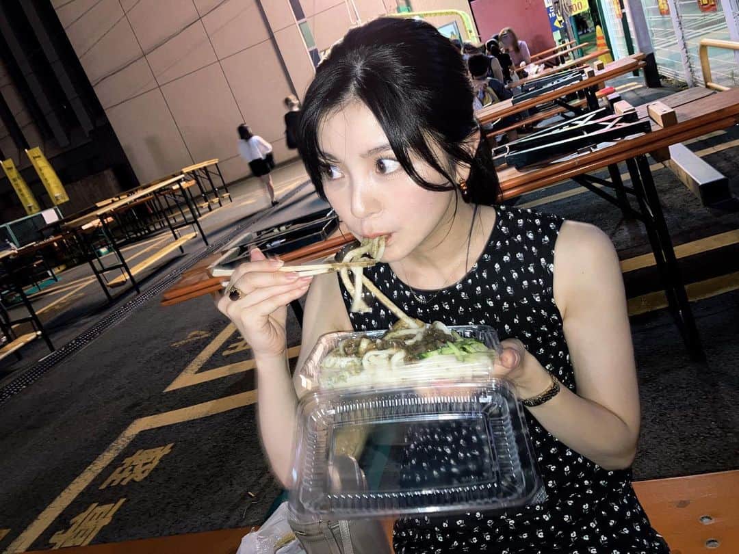 住本結花のインスタグラム：「. さんさ踊りの屋台にはじゃじゃ麺も🥰 お祭りでも食べられるなんて嬉しいな〜 今日行く方、楽しみましょうね！  ちなみに、一緒に行ったのはこの2人です よく会う人たち〜❣️  #盛岡さんさ踊り #さんさ踊り #夏祭り #浴衣　#ゆかた　#盆踊り #岩手めんこいテレビ #めんこいテレビ #アナウンサー #住本結花　#岩手県　#岩手　#盛岡　#iwate #morioka」