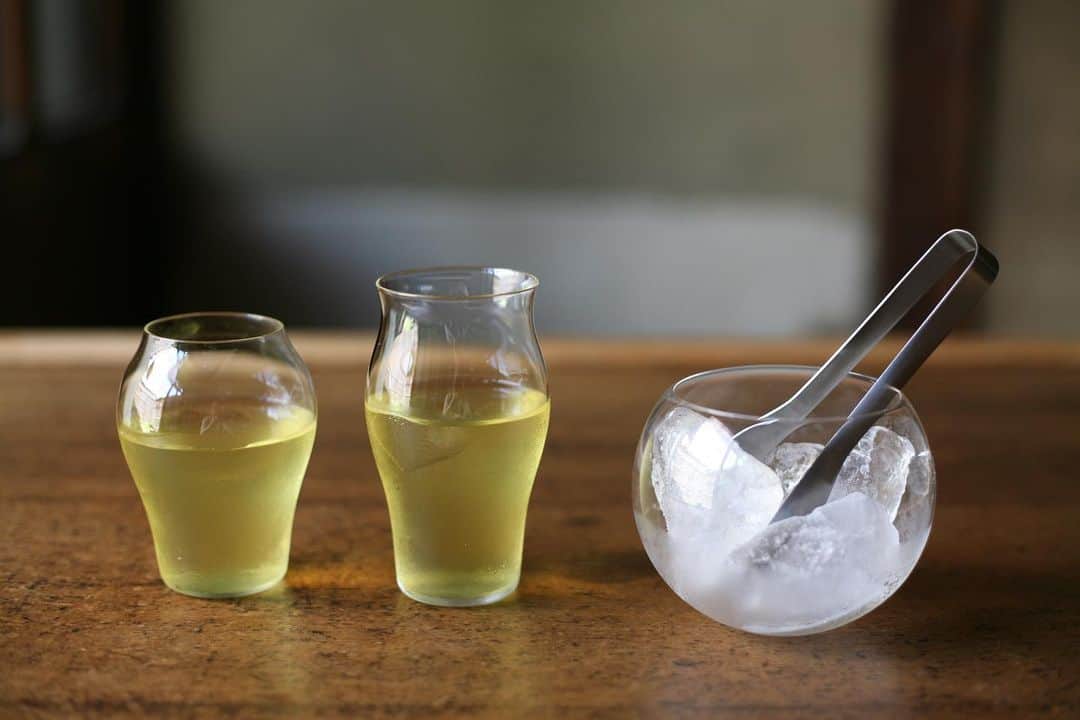 職人.comさんのインスタグラム写真 - (職人.comInstagram)「【日本酒グラスで飲む水出し緑茶】  1899年に創業した廣田硝子は、和ガラスを作る東京で最も古い硝子メーカー。創業時から伝わる貴重なデザイン資料を元に手仕事による伝統的製造を継承しながら、積極的な商品開発により日本独自の和ガラスの進歩に貢献しています。西洋の技術に日本の文化を取り入れた和ガラスは、「なごみ」「おだやか」「のどか」といった意味を含み、日本人の美意識によって昇華した芸術品と言えます。  廣田硝子による、薄作りで口当たりの良い「究極の日本酒グラス」は、日本酒の味と香りを楽しむために計算されたフォルムを持つ、特別な日本酒グラスのセット。それぞれ「花」と「蕾」と名付けられ、目でも喉でも日本酒を楽しむことができます。こちらのグラス、日本酒に限らず、暑い夏には冷たく淹れた水出し緑茶を飲むのにもぴったりです。和ガラスの温かみのあるたおやかなフォルムに、お茶の綺麗な緑とグラスの側面にできた水滴が美しく映え、ゆったりとした時間が流れます。  銀座には、おいしいお茶が手に入るおすすめのお店があります。1931年創業のうおがし銘茶は、本店を築地場外の真ん中で構えたことからその名が付きました。ここのお茶しか飲まないという人もいるほど、通のお茶好きから愛されていて、銀座店の「茶・銀座」を訪れたその日も、常連さんが「いつもの」や「これを30下さい」などとおっしゃっていて、目の前に別世界が広がっているようでワクワクしました。銘茶と究極のうつわで特別なお茶の時間を楽しんでみてはいかがでしょうか？  廣田硝子　究極の日本酒グラス https://www.shokunin.com/jp/hirota/nihonshu.html Sghr スガハラ　su 素 https://www.shokunin.com/jp/sugahara/su.html conte　おてがる薬味トング 130 https://www.shokunin.com/jp/conte/tongs.html  参考資料 https://hirota-glass.co.jp https://hirota-glass.co.jp/sumida-waglasskan/about https://www.uogashi-meicha.co.jp  @shokunincom  #職人ドットコム #日本酒グラス #和ガラス #キッチン用品 #調理道具 #調理器具 #料理道具 #台所道具 #手仕事 #暮らしの道具 #暮らしを楽しむ #工芸品 #民芸 #民藝 #器のある暮らし #chaginza #生活工芸 #廣田硝子 #廣田ガラス #廣田硝子株式会社 #水出し緑茶 #究極の日本酒グラス #sghr #スガハラ #sghrスガハラ #菅原工芸硝子 #su素 #おてがる薬味トング #うおがし銘茶 #茶銀座」8月3日 16時57分 - shokunincom