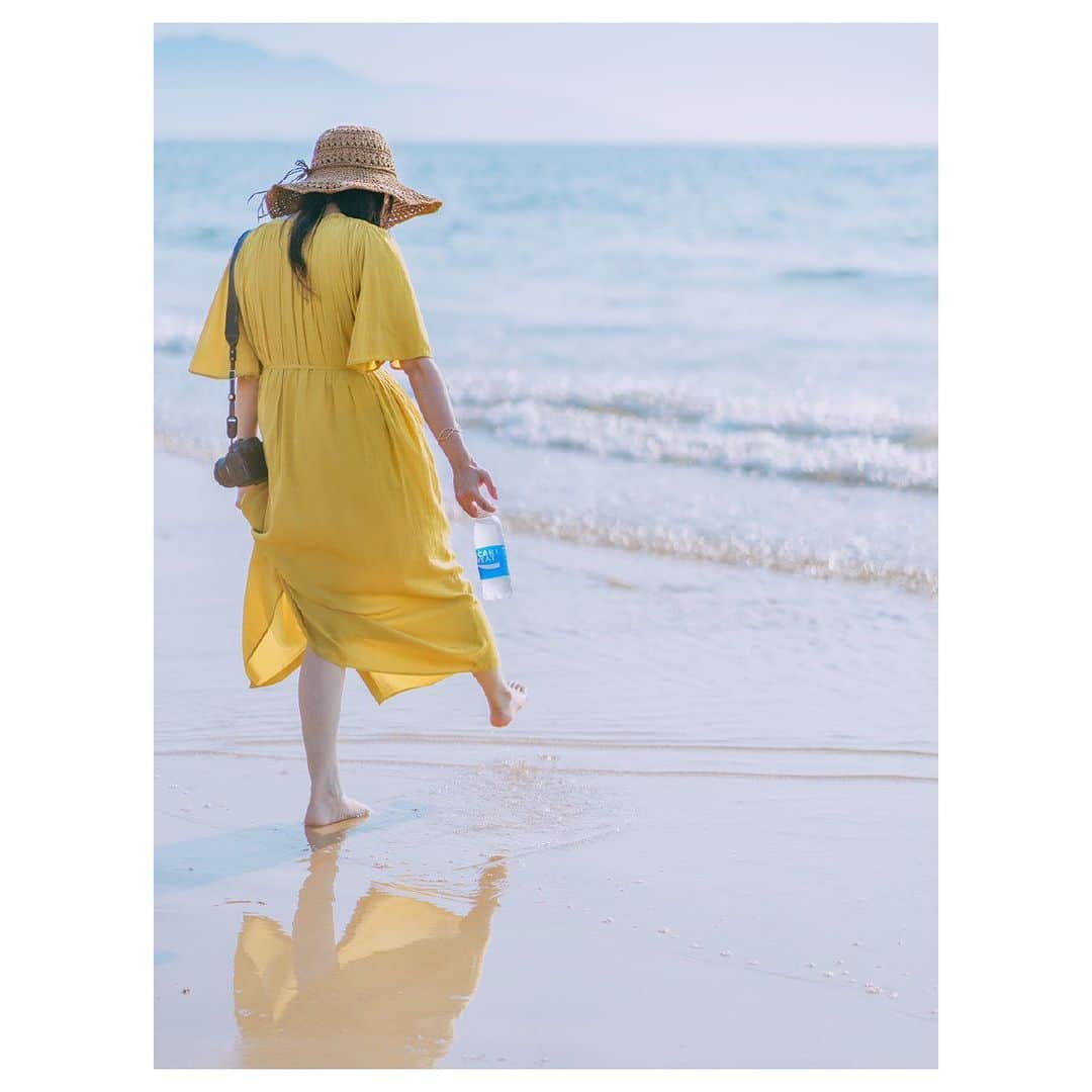 ポカリスエットさんのインスタグラム写真 - (ポカリスエットInstagram)「＼今日の #ポカリフォト 📷／  @kaede.mov さんの #ポカリ女子 ♪ 鮮やかな黄色のワンピースが目を引く一枚ですね♪ 「海×ポカリスエット」は、とっても映える写真が撮れる組み合わせですよ♪ 海辺で撮影した写真は是非 #ポカリフォト をつけて投稿してくださいね📸  「この夏、ポカリフォト撮りたい！」思った人は、コメント欄に『📸』で教えてください♪  ====================== 皆さんもポカリスエットの写真を撮って 「#ポカリフォト」で投稿してくださいね♪ 素敵な投稿は @pocarisweat_jp で 紹介させていただきます♪ =====================  #ポカリスエット #ポカリ #ポカリのまなきゃ #pocarisweat #キリトリセカイ #イオンウォーター #透明感のある世界 #何気ない瞬間を残したい #ファインダー越しの私の世界 #スクリーン越しの私の世界 #todays_blue_collection #ノスタルジーな瞬間を #誰かの記憶に残る写真 #白紙の1ページ #日常に魔法をかけて #毎日が笑顔で溢れてく #透明感 #ポカリブルー #可愛さを閉じ込めて #山 #私が撮る君との記録 #海 #波 #黄色のワンピース #夏 #summer」8月3日 17時00分 - pocarisweat_jp