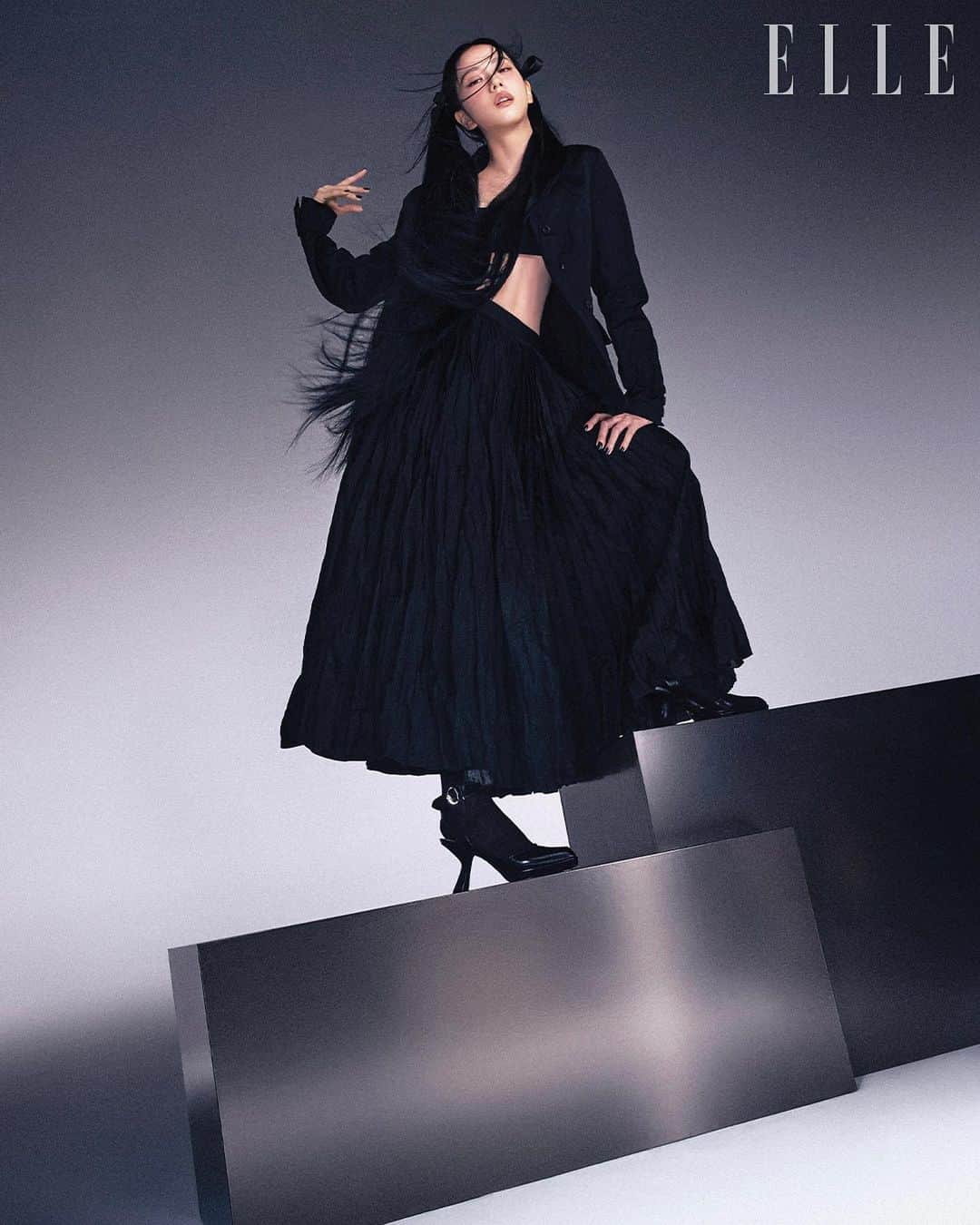 クリスチャンディオールさんのインスタグラム写真 - (クリスチャンディオールInstagram)「Embracing a Parisian allure, cover star @Sooyaaa__, Dior’s global ambassador for fashion and beauty, appears in the August issue of @ElleKorea in looks from the #DiorAW23 collection by @MariaGraziaChiuri.  #StarsinDior」8月3日 17時00分 - dior