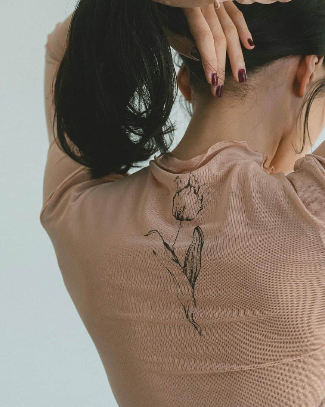 Vannie Officialのインスタグラム：「シアータトゥートップス  … Design …  ・4か所にタトゥープリントされたシアートップス ・ヌーディーカラーでさりげなくタトゥーを楽しめるデザイン ・背中：flower ・左腕：planet ・右手首：moon line ・鎖骨：heart butterfly  … Styling …  タトゥープリントがされたスキンTOPS。 秋冬もさり気ない肌見せをおしゃれに楽しむことができる一枚。 首、袖口はゆるやかなフリルメロウで1枚着も様になる仕様。  ━━━━━━━━━━━━━━━━━━━━━  透け感：あり 裏地：なし 厚さ：薄い 伸縮性：あり 光沢感：なし  ━━━━━━━━━━━━━━━━━━━━━━ ※詳しくは洗濯タグをご確認ください #vannie_u」