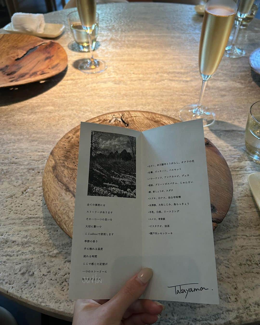 HARUEのインスタグラム：「@adhoc_hotarumachi   大好きな親友のバースデーランチ🍷🍴  子なしでゆっくりランチなんて久しぶりすぎた🤍  30代も楽しんでいこうねん🫶🏼  Love you! @risakoxoxo   #birthday」