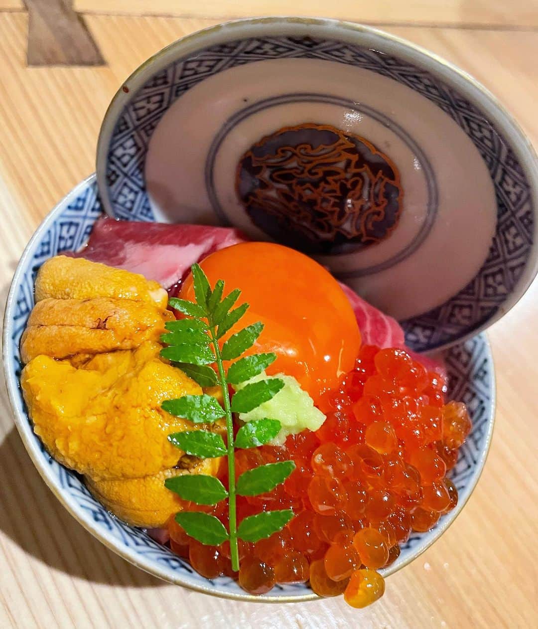 のインスタグラム：「円頓寺商店街にある老中🐮✨ @yakiniku.rojyu   商店街内にある焼肉屋さん🤍  運良く予約とれて行けて カウンターのみ 出来て一年くらいのお店✨  黒生タン ミスジ 生ハラミ ようかんレバー 老中ウニいくら丼  頼むもの全部が美味しすぎた✨  ご飯が進んで白ごはんも追加♪  お気に入りに追加のお店✨  #コンセプトカフェ#メイドカフェ#アールズカフェ#キャバクラ#名古屋キャバクラ#錦キャバ#japan#japanesegirl#メイド#コスプレ女子#コンカフェ嬢#肉女子#肉スタグラム#名古屋グルメ#名古屋焼肉#老中#円頓寺商店街」
