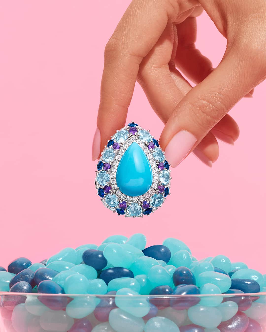 ハリー・ウィンストンのインスタグラム：「A striking turquoise ring brilliantly echoes the natural beauty of these irresistible gems. Delight your senses with jewels from the Winston Candy collection—link in bio. #HarryWinston #WinstonCandy」