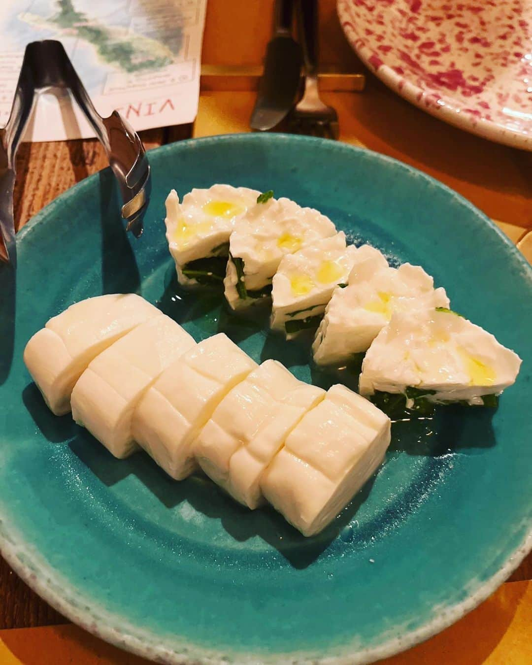 関谷亜矢子さんのインスタグラム写真 - (関谷亜矢子Instagram)「JAPAN CHEESE AWARDS🧀三冠のお店、セルヴァジーナで旅の料理会。 研究熱心なシェフ高桑さんとソムリエ本間さんのイタリア、プーリア州への旅の賜物でした！  ルッコラ入りジュンカータは 本当にミルキーで優しいお味のチーズ。 サラミの入ったチーズは、目にも新鮮。  生ウニや鰻も登場して、歓声が上がりました✨ プーリアで出会った味に、さらに一工夫で、驚きの連続。  ペアリングも、primitivoのロゼ泡に始まって、 tintiliaの赤まで、イタリアワインの勉強になりました。 白のfiano100%が、柑橘＋トロピカルフルーツ系の香りがとても良くて好みでした。  人を喜ばせようという料理への情熱。またの機会を楽しみにしています♪  #セルヴァジーナ  #japancheeseawards  #ジャパンチーズアワード  #ジュンカータ  #プーリア州  #イタリアワイン  #フィアーノ  #チーズ好き  #チーズ仲間」8月3日 22時37分 - ayakosekiya.516