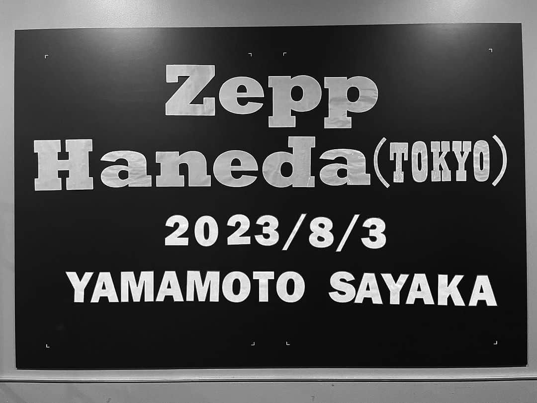 柏木作夢さんのインスタグラム写真 - (柏木作夢Instagram)「今年は担当しているアーティストのツアーがオンパレード。  6月から始まったのは山本彩さんの【& TOUR】でした。  ライブハウス千葉LOOKからスタートして全15箇所  今日はZepp Hanedaでのファイナル公演でした。  震えるほどカッコよくて心がズキドキさせられるパフォーマンス、最高最強過ぎて毎公演感動の嵐でした。  LIVEを観る度、どんどんどんどん彩さんへのリスペクトが深まり、今日の最終公演では自分の中の何かが刺激されてボクまでパワーアップさせられた気にもなりました。(勝手に  それはスタイリング(衣装)のレベルアップという意味でもそうですし、何より微力ながらもこうして彩さんに携われていることへの奇跡と感謝を再認識することができたからです。  そしてこれからのワクワクと希望にも繋がりました。  彩さんがギターを掻き鳴らす姿を見ることがボクにとっての最高の栄養です。  このチームで【& TOUR】を回ることができて心から幸せでした。  彩さん、チームのみなさん、アシスタントのリサ、そして彩さんのファンの皆様  本当にお疲れ様でした！！！！！  最高です！！！！！  @sayaka__714   #山本彩 san #さや姉 san #山本彩アンドツアー  #zepphaneda  #無事完走 #感謝 #最高 #達成感」8月3日 22時32分 - samukashiwagi