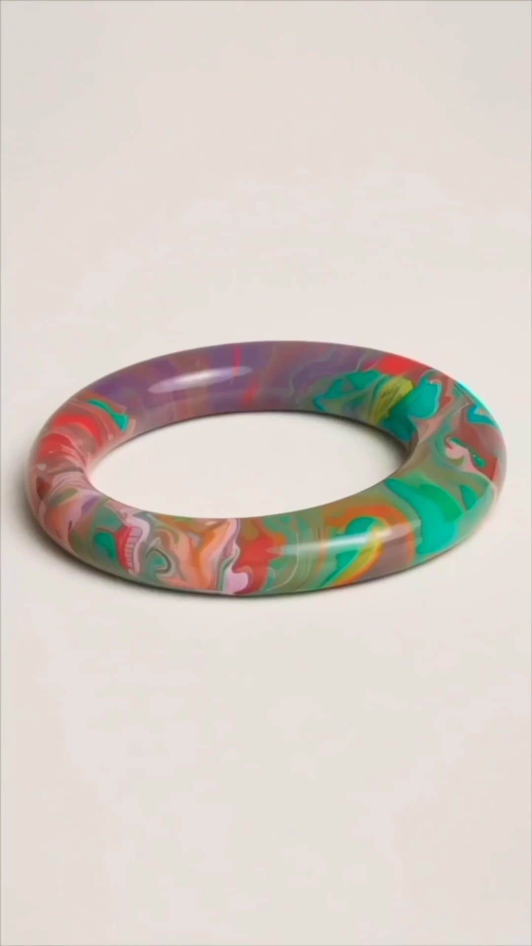 エルメスのインスタグラム：「Shapeshifting galaxy 🌌🎨 Psychedelic animation by @haccabiart​  #ShapeshiftingColors ​ #StellaireBangle​ #Hermes」