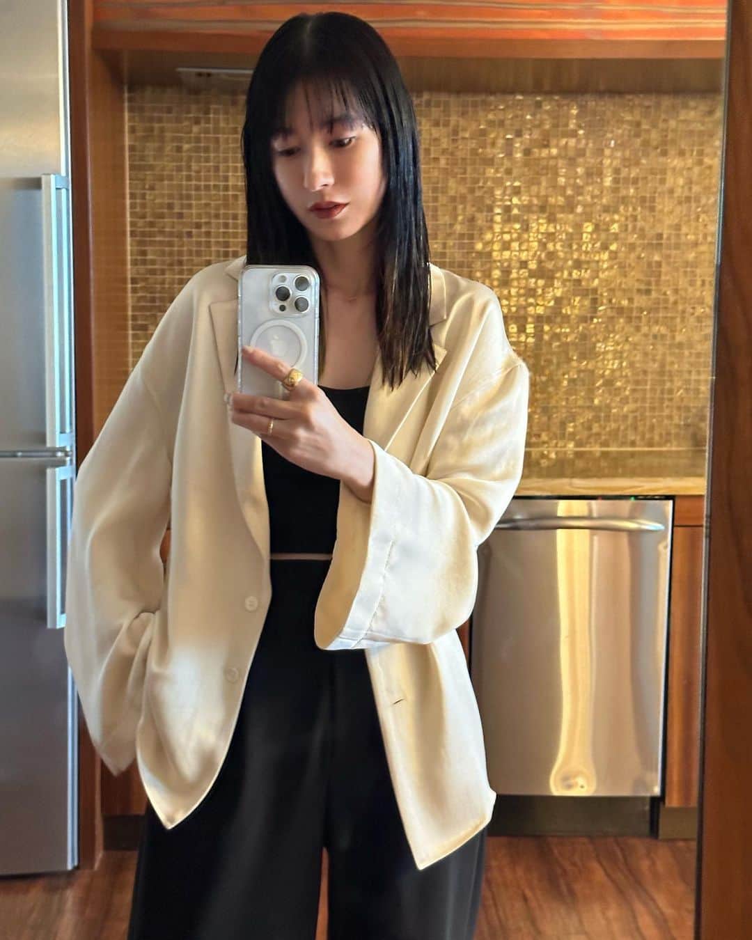 松本恵奈のインスタグラム：「夜はおめかししてディナーに行ってきます🍽️ トリアセテートが綺麗で女っぽく着れる一枚。お気に入りです♡ #clane #新作」