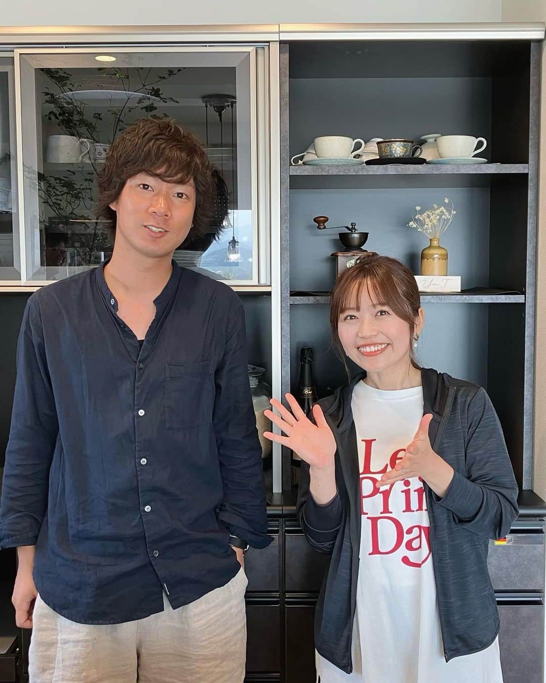 染矢すみれのインスタグラム：「〻 ハーブ王子こと　@tomomichi0911 さんに 夏のハーブを教えてもらいました🤴🌿  王子の解説が楽しい且つ美味しいハーブ講座🙌  今日のRKBタダイマ！で放送です！ ご覧ください📺♡  この日ロケを終えて家に帰ると、 たまたまお隣さんからバジルと大葉をいただき これはハーブに呼ばれているなと(え？ 家でも育て始めました🤔🌿 単純なやつです。 友だちが来たときに 「庭のハーブティー淹れるね〜」って言うのが目標🫖  西洋の雑草なので なかなか枯れないのもポイントです🍂 ハーブ王子の影響恐るべし🤴  #rkb#タダイマ」