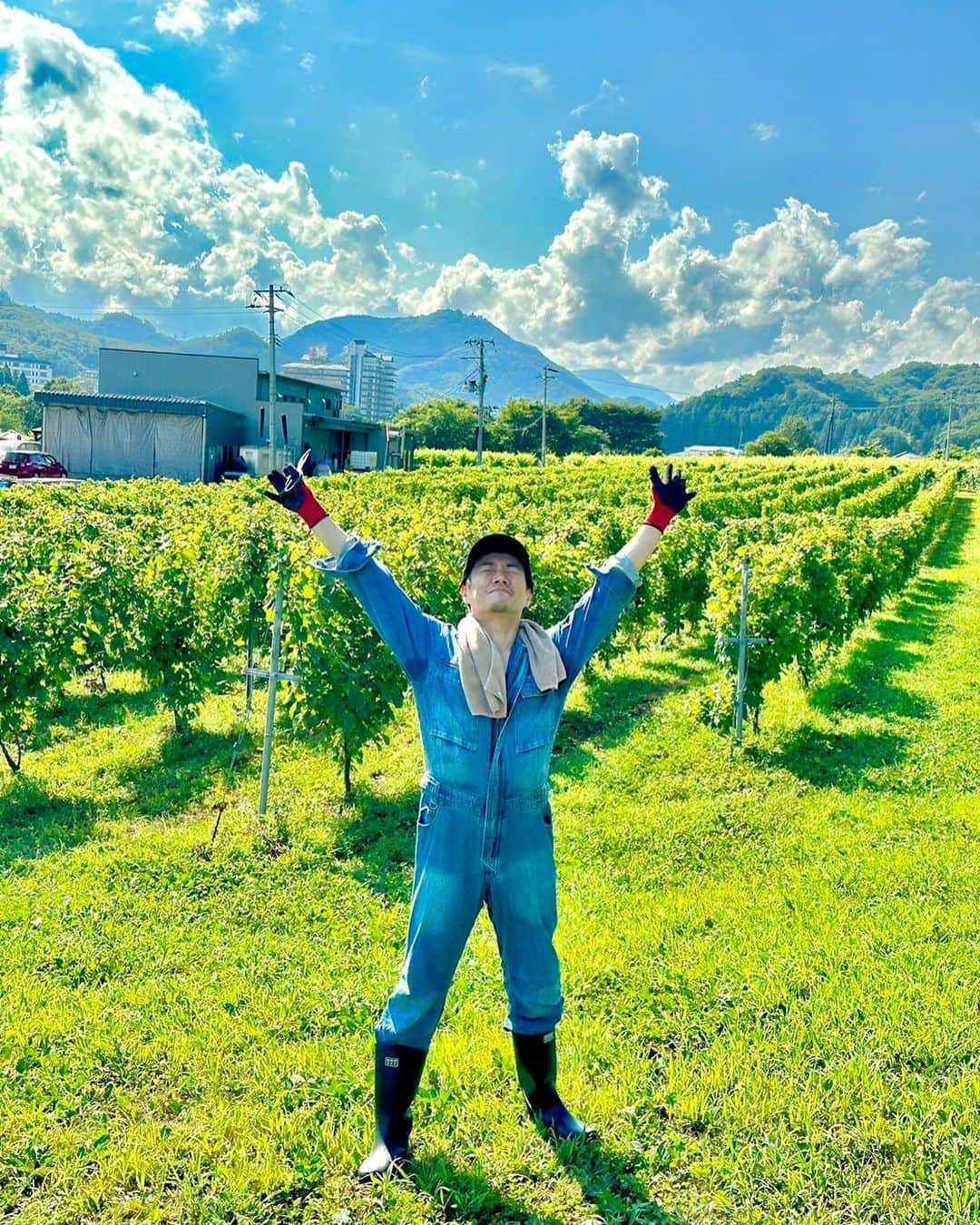 武田祐介さんのインスタグラム写真 - (武田祐介Instagram)「去年に引き続きビール作ります🍺 それと今年はワイン作りも初めてみようかと🍷 炎天下はしんどいけど緑に触れるのは気持ちがよい。  @akiuwinery  @ishinomakihop  @bokunchi_official」8月3日 17時06分 - yusuke_takeda_