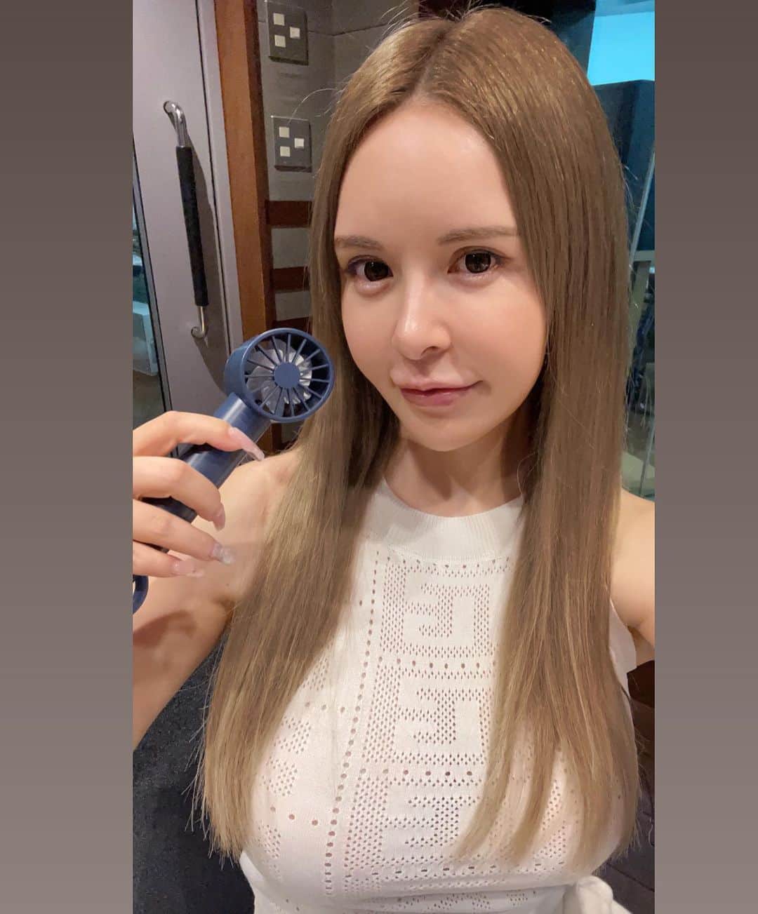 森藤恵美のインスタグラム：「とうとうこの暑さで携帯扇風機を買いました🍃🌀🍃 モードも3つあるし、銀のプレートが冷たくなるので、かなり涼しくなる🤤 もっと早く買っておけば良かったぁー🥹 今年の夏買って良かったアイテム👍  #携帯扇風機」