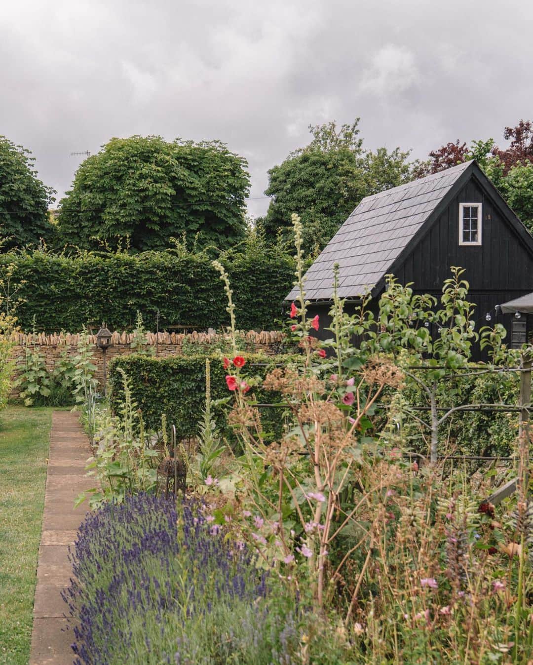 The Modern Houseさんのインスタグラム写真 - (The Modern HouseInstagram)「#forsale In Full Bloom: a characterful timber-framed house in Gloucestershire, with a richly planted garden and vegetable beds.  Head to the link in our bio to view the listing particulars.  The Sherry, Temple Guiting, Gloucestershire.」8月3日 17時09分 - themodernhouse