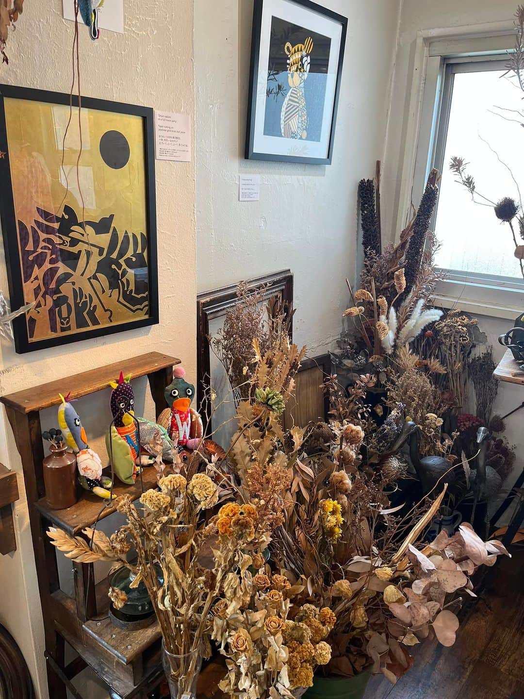 大禅師文子のインスタグラム：「アラン・ヨシエ個展 「Hide & Seek 〜 アート de かくれんぼ」にお邪魔して来ました🌷 ヨシエさんは、イベントプランナーでいつもお世話になっている内村守男さんの姪っ子さんで、イギリスから一時帰国されての開催。 とても明るくてチャーミングな方。アパレルのお仕事もされていたそうで、端切れやレースなどを使ったかくれんぼアート、切り絵や色鮮やかなぬいぐるみなど。好奇心溢れる鮮やかで細やかな作品がたくさん、ワクワクします🧸  ◯開催日時：8/3(木)〜6(日)  会場：YEAST@原宿(渋谷)  時間：12:00〜20:00 （最終日のみ〜17:00） ※アーティスト全日在廊予定  かくれんぼアートのワークショップ、クラフトビールやバリスタコーヒーも出店されていてくつろげる素敵な空間です☕️  会場へのアクセス・ワークショップの参加予約リンクはこちらから ☞ https://yoshiemilk.com/news/」