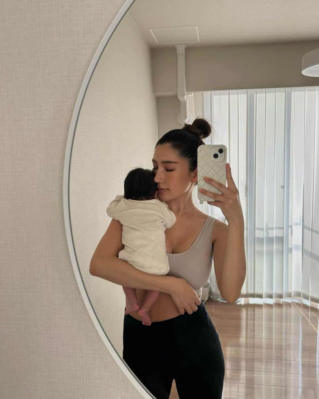 HARUEのインスタグラム：「よく聞かれる母乳事情について🤱  産後はなにかと「授乳中ですか？」と聞かれる事が多いので、今回4ヶ月と早い段階で卒乳する事になった理由を説明しておきたくて🍼  とてもプライベートな体のこと、痛々しい話だったこともあって書いてなかったんだけど  実は2ヶ月前に重度の乳腺炎になってしまい手術しました🥲  1人目の時はならなかった乳腺炎。  乳腺炎自体は産後誰にでも起き得るおっぱいトラブルの1つではあるけど、熱が出る程度だと軽く思っていたのが大間違い。ここまでの事になるとは思わず🥲  もともと片側のおっぱいが分泌過多で母乳量が多く張りもすごかったから、おっぱいの腫れにあまり違和感を感じなかったのと  乳腺炎かな？と感じたタイミングですぐ病院には行っていたんだけど、その時に処方された痛み止めの薬がその後仇となり。。痛み止めで熱と痛みを抑えてしまったせいで悪化してる事に気付けなくて😥  ちょうどGWのタイミングで保育園も預けれず病院もお休み、2人育児でバダバタな中、痛みと熱を我慢して自分の体を後回しにした私が完全に悪いんだけど  気付けば1週間近く40°の熱が続いていて、意識も朦朧としてきて、おっぱいは髪の毛が触れるだけで風が当たるだけで激痛。というレベルに🥲  病院で診てもらった時にはすぐ切開！という状況になっていてそのまま手術。  それでも母乳は出てたから授乳は続けてたけど毎回激痛で... 2週間くらいずっと痛みと戦う日々を送っていました😥  ( 私大変でしたアピール！みたいになるのが嫌で、またフォロワー様にもご心配をかけたくなくこのお話をしていませんでした笑 )  無事に治ったあとも数日は通院しながら授乳を続けていたけど、日が経つにつれて徐々に張りにくくなり、、  今月から完ミに移行する事になりました🍼  出産だけでも大変なのに乳腺炎とか産後トラブルもあるなんて...母親になるって本当に大変な事だらけよね🥺  旦那に「変わってくれ〜！」って何回思ったことか😂  そんな訳で色々あったけど、、無事に回復して本当によかった😮‍💨🤍  今後は何かあったら迷わずすぐ病院いこうと思う。  親も子も健康が一番！🕊️」