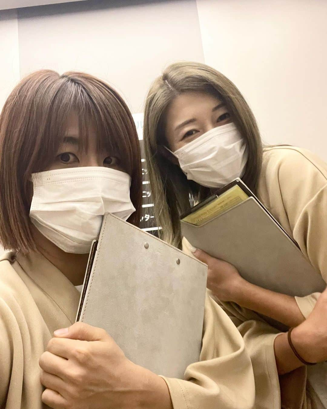 藤井瑞希さんのインスタグラム写真 - (藤井瑞希Instagram)「・ ・ 毎年恒例2人で人間ドック🏥 お世話になったのは今年も @kotomedicaltower さん。 ・ 昨年はこの人間ドックで、病気が見つかった😷😷 ・ 病院にいくとスタッフの方々も、 『大丈夫でしたか〜心配していました』ってお声がけしてくださって、嬉しかったです😊✨ ・ 自分の体の変化には敏感に‼️ ・  毎年いろいろなタイミングで言うけど、健康であるからこそ色んな楽しみを楽しめます。 検査は後回しにせず、気になったタイミングですぐに病院行きましょうね。 健康第一です🍀🥰 ・ ・ #人間ドック #江東メディカルクリニック  #江東メディカルタワー  #健康第一」8月3日 17時15分 - bdmntnfujiimizuki