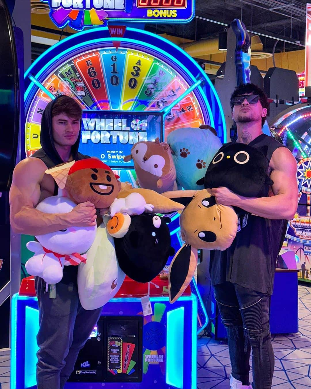 Jeff Seidのインスタグラム：「#1 claw machine champs 🫡 uwuwu」