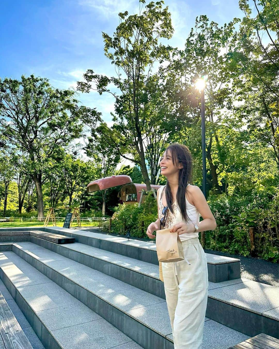 ririのインスタグラム：「旦那くん🐘に お土産🍩ドーナツ🍩買う 💓優しい嫁💓って設定の 写真でOKかしら？🙃笑笑  #love #smile #happy #ドーナツ」