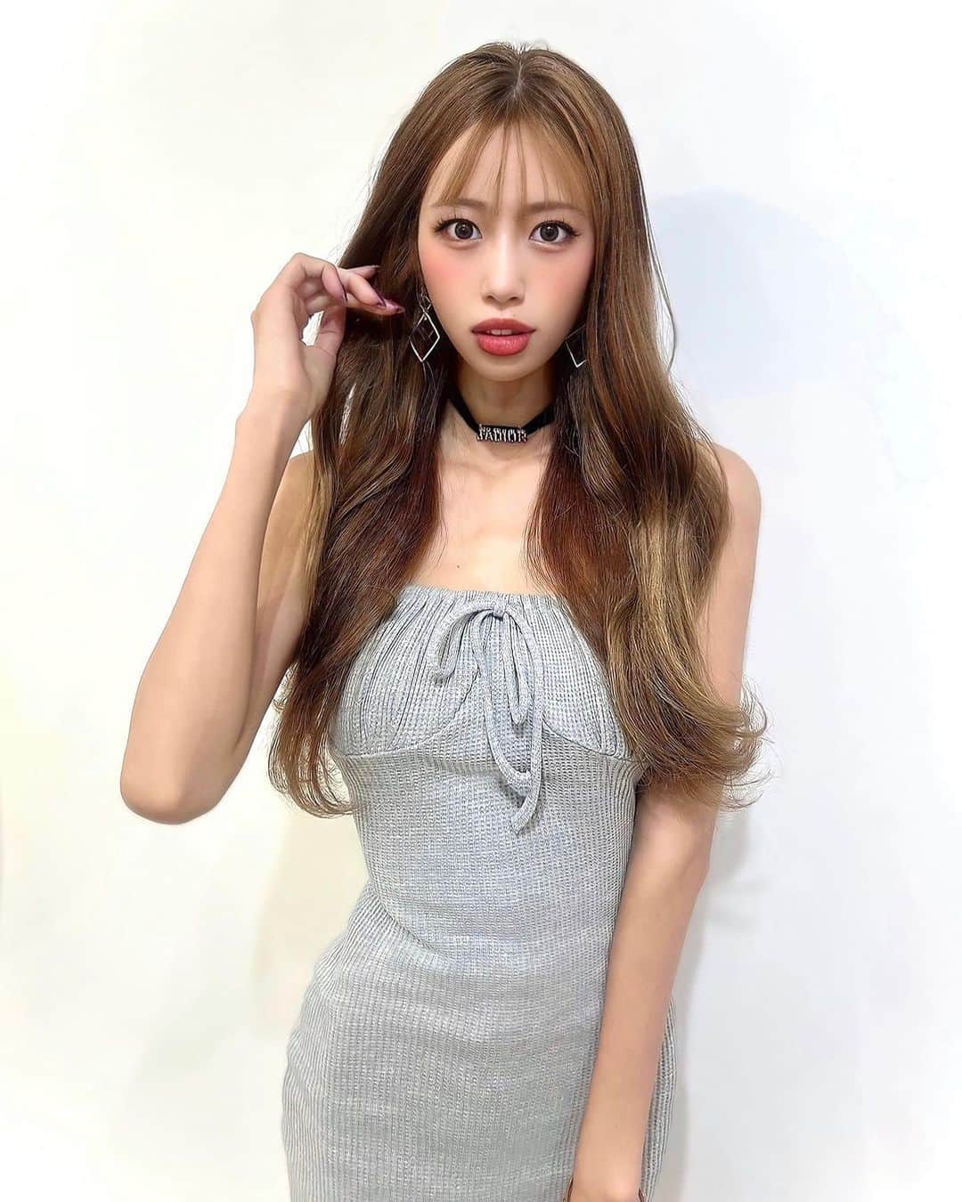 央川かこのインスタグラム：「美容室いってきました💇‍♀️💓  夏だから明るくしちゃおうかと思ったけど 髪のダメージのことを考えて 色は変えずにリタッチだけでとどめた🤣  その分しっかりトリートメントで つやつやにしてもらいました🫶✨  髪もたくさん紫外線を浴びるから、 髪用の日焼け止めスプレーしたり ミスト・ミルク・オイルをフル活用したり、 普段からのヘアケアも 気を抜かないように頑張ってる✊❤️‍🔥 ・ ・ #吉祥寺美容室lic #吉祥寺 #美容室 #カラー #トリートメント #ゆる巻き #ヘアスタイル #レースクイーン #ラウンドガール #モデル #ダイエット #トレーニング #筋トレ #ファスティング」