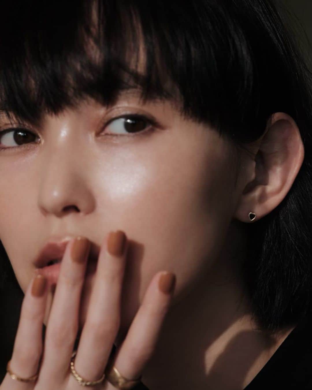 otona MUSEのインスタグラム：「さり気なく素肌を飾る繊細なデザインが人気の「SIENA ROSE（シエナ ロゼ）」。オトナミューズWEBにて、夏のシンプルな装いに彩りを与えてくれる新作ジュエリーをたっぷりとご紹介しています。  どれも可愛いのに、手が届くくらいのプライスが嬉しい！ 私、編集Hはこの🖤のピアスを狙ってます😏  ぜひチェックしてみてくださいね！  @sienarose_official」