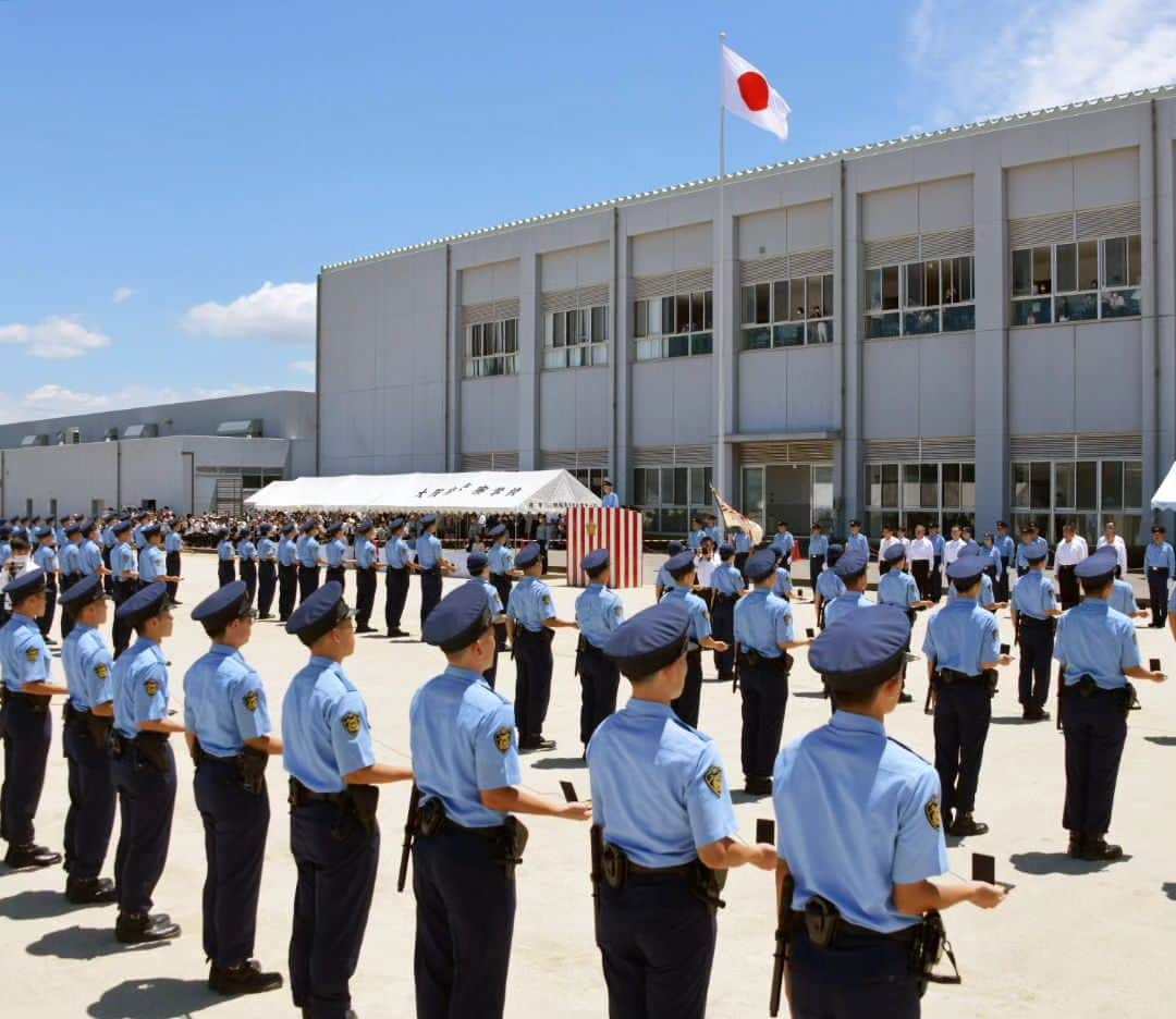 大阪府警察さんのインスタグラム写真 - (大阪府警察Instagram)「【負けへんでえ！第一線で真剣勝負や！！】 令和5年7月20日、大阪府警察学校において、初任科248期長期課程の卒業式を行いました。 教養訓練を終えた卒業生たちは、思い出多き警察学校を巣立ち、府民の安全と安心を守るため、第一線へと赴任しました。  #大阪府警察公式 #大阪府警察 #大阪府警 #府警 #警察 #警察官 #女性警察官 #おまわりさん #警察学校 #初任科 #卒業式 #卒業 #分列行進 #敬礼 #担任教官 #教養訓練 #訓練 #巣立ち #府民 #安全 #安心 #第一線 #信頼 #制服 #仲間 #同期の絆 #同期 #絆 #希望 #府民を守る」8月4日 17時00分 - fukei_koho