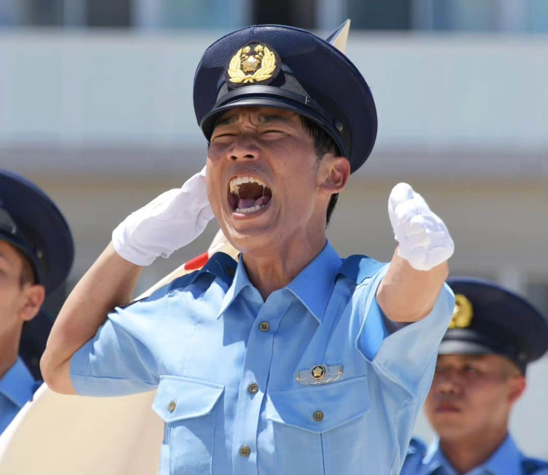 大阪府警察さんのインスタグラム写真 - (大阪府警察Instagram)「【負けへんでえ！第一線で真剣勝負や！！】 令和5年7月20日、大阪府警察学校において、初任科248期長期課程の卒業式を行いました。 教養訓練を終えた卒業生たちは、思い出多き警察学校を巣立ち、府民の安全と安心を守るため、第一線へと赴任しました。  #大阪府警察公式 #大阪府警察 #大阪府警 #府警 #警察 #警察官 #女性警察官 #おまわりさん #警察学校 #初任科 #卒業式 #卒業 #分列行進 #敬礼 #担任教官 #教養訓練 #訓練 #巣立ち #府民 #安全 #安心 #第一線 #信頼 #制服 #仲間 #同期の絆 #同期 #絆 #希望 #府民を守る」8月4日 17時00分 - fukei_koho