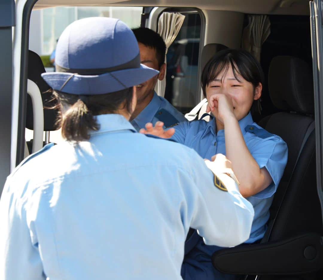 大阪府警察さんのインスタグラム写真 - (大阪府警察Instagram)「【負けへんでえ！第一線で真剣勝負や！！】 令和5年7月20日、大阪府警察学校において、初任科248期長期課程の卒業式を行いました。 教養訓練を終えた卒業生たちは、思い出多き警察学校を巣立ち、府民の安全と安心を守るため、第一線へと赴任しました。  #大阪府警察公式 #大阪府警察 #大阪府警 #府警 #警察 #警察官 #女性警察官 #おまわりさん #警察学校 #初任科 #卒業式 #卒業 #分列行進 #敬礼 #担任教官 #教養訓練 #訓練 #巣立ち #府民 #安全 #安心 #第一線 #信頼 #制服 #仲間 #同期の絆 #同期 #絆 #希望 #府民を守る」8月4日 17時00分 - fukei_koho