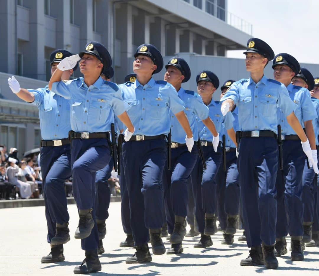 大阪府警察さんのインスタグラム写真 - (大阪府警察Instagram)「【負けへんでえ！第一線で真剣勝負や！！】 令和5年7月20日、大阪府警察学校において、初任科248期長期課程の卒業式を行いました。 教養訓練を終えた卒業生たちは、思い出多き警察学校を巣立ち、府民の安全と安心を守るため、第一線へと赴任しました。  #大阪府警察公式 #大阪府警察 #大阪府警 #府警 #警察 #警察官 #女性警察官 #おまわりさん #警察学校 #初任科 #卒業式 #卒業 #分列行進 #敬礼 #担任教官 #教養訓練 #訓練 #巣立ち #府民 #安全 #安心 #第一線 #信頼 #制服 #仲間 #同期の絆 #同期 #絆 #希望 #府民を守る」8月4日 17時00分 - fukei_koho