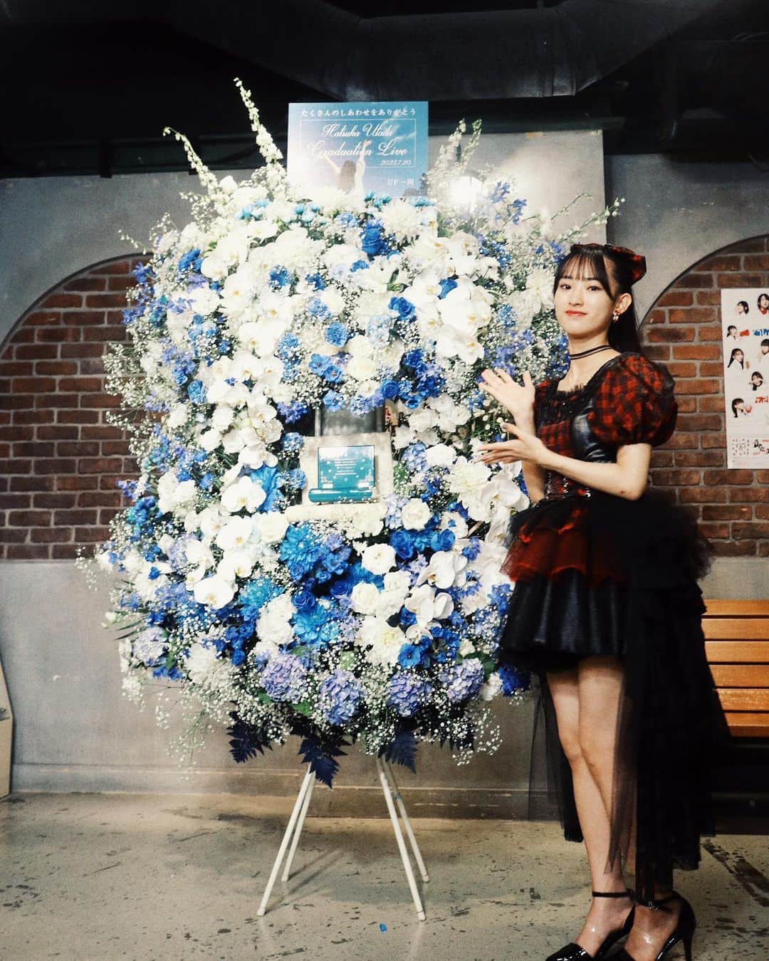 歌田初夏さんのインスタグラム写真 - (歌田初夏Instagram)「2023.7.20  スタンドフラワー💐  私のスタンドフラワーにはよく青いバラが入ってます  青いバラの花言葉、好きなので嬉しい。  こんな素敵なスタンドフラワーをありがとう！！  そして卒業の時にオルゴールもらうの夢だったからとても嬉しい〜！！！🥺🌸  大切にします🫶  #歌田初夏卒業公演　#歌田初夏　#卒業　#AKB48 #AKB48劇場　#秋葉原　#スタンドフラワー　#ユメミール　#吉田華恋　#川原美咲」8月3日 17時30分 - utahatsu78