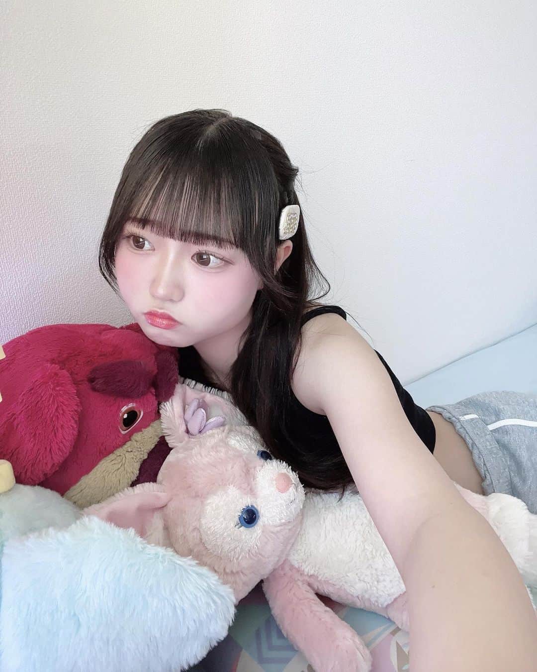 のインスタグラム：「みんな夏休み暇ならわたしのお家遊びに来ればいいのに🥱💭  ・ ・ ・  このTikTokでバズったWEGOさんのお洋服パジャマにしちゃって毛玉いっぱい付いた😮‍💨😮‍💨  ・ ・  そしてインスタ6万人ありがとう！ だいすきだよ🌷   #fyp  #fypシ  #高1」