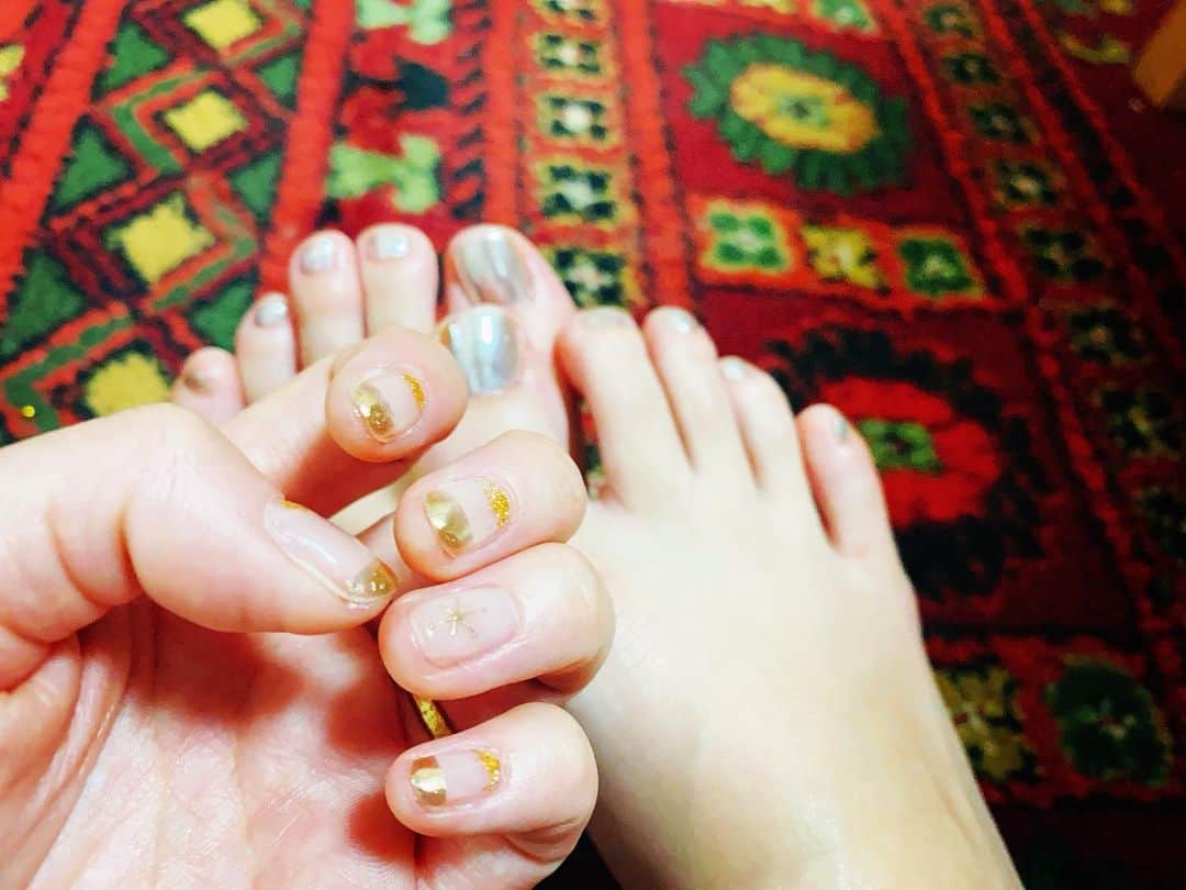 YUKA のインスタグラム：「silver × gold  愛のお守り✨ by @isomu_art  @tiito_nails   ぴゅーんと飛べますように。  照らしあって、確かめ合って みんなで手を繋いで 生きている感覚 今は、わかる気がするよ。  はぐれそうになっても ちゃんと戻ってこれるよ。  みんないつもありがとう☺️」
