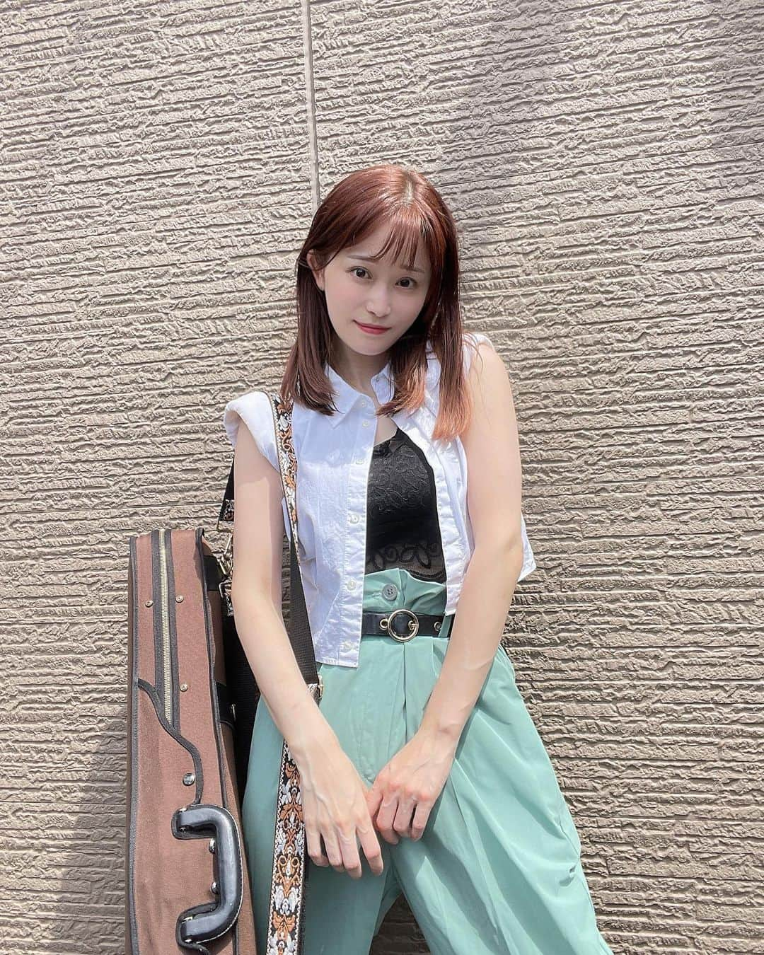 岡部磨知のインスタグラム：「暑いね〜☀️  #violin  #recording  #musician  #tokyo」