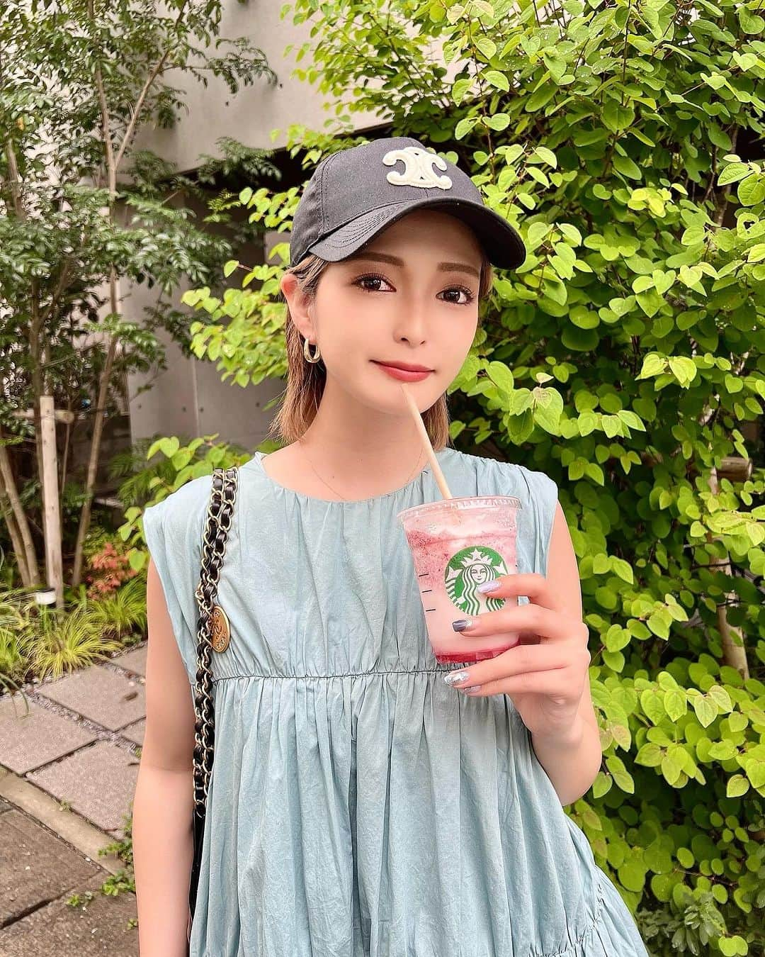 FukamizuYukina のインスタグラム：「_ 前に比べて甘いの飲まんくなったけど、 スタバの新作フラペチーノ🍓🍑は しっかり制覇するタイプ(ただし上のクリーム抜き☁️) スイカのやつも気になるね🍉 ㅤㅤㅤㅤㅤㅤㅤㅤㅤㅤㅤㅤㅤ #starbucks #ootd #bluecode #キャップコーデ #イエベ秋 #ハイトーンショート #外はねウルフ」