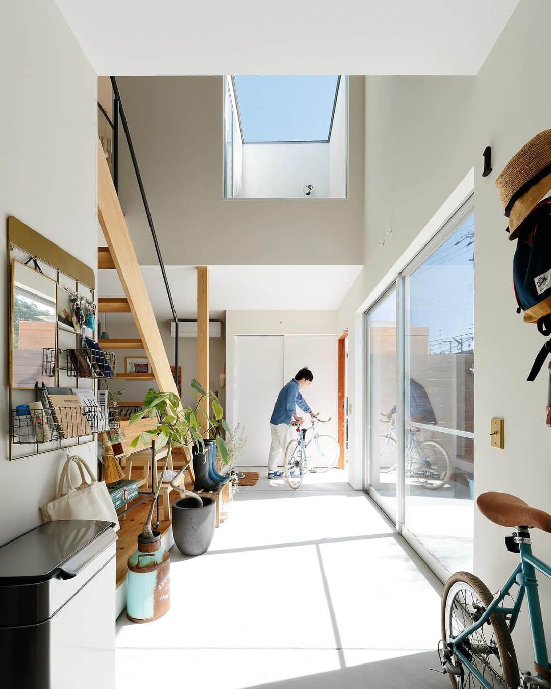 D'S STYLEのインスタグラム：「D’S STYLEオーナーの暮らし K様邸 .  家をおしゃれに住みこなそう そう着こなしと同じように ----------------------- ☞ more… @dsstyle ----------------------- https://www.d-s-style.com . 🍟D’S STYLEのサブアカウント ーオーナーの住みこなし紹介ー こちら☞@ds_picks . 🚪青葉台モデルハウス特設アカウント ☞  @dsstyle_aobadai_ ☞  @dsstyle_aobadai_funp . 🚪豊中モデルハウス特設アカウント ☞  @dsstyle_toyonaka . ☞  @dsstyle_toyonaka_funp . 🚪加古川モデルハウス特設アカウント ☞  @dsstyle_kakogawa  ☞  @dsstyle_kakogawa.funp . 🚪愛知 CBCモデルハウス特設アカウント ☞  @dsstyle_aichi_cbc ☞  @dsstyle_aichi_cbc_funp  . 🌵D’S STYLEのLINE公式アカウント こちら☞ @dsstyle_line . #dsstyle #ds #ディーズ #ディーズスタイル #新築一戸建て #こだわりの家 #家づくり #土間のある家 #塗り壁 #暮らしを楽しむ家づくり #塗り壁の家 #吹抜けのある家 #無垢床の家 #家を建てる #住まい #個性的な家  #天井の高い家 #インテリアコーディネート #採光 #明るい家 #玄関土間 #インテリア雑貨 #キッチンインテリア #セカンドリビング」