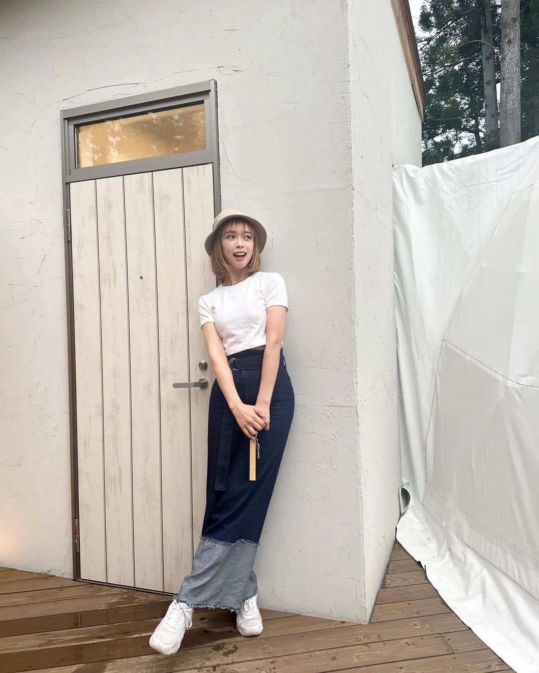 板橋瑠美のインスタグラム：「今年初❤︎グランピング！！！　  夏の女子旅をしに那須グランピングに行って来たよーー💓 @nasu_glamping   とにかく驚いたのが、今間にないくらいの設備‼️‼️ ドームテントだけのところはよくあるけど、なんとお風呂と洗面所とトイレがそのまま室内になってます😍  ご飯も自分たちで準備しなくても完璧に並べてあって、食べるだけで片付けいらず！  最高すぎるーー💓  焚き火でチルして２日目の朝も最高な朝食食べたらすぐ目の前がゴルフ場💓  起きてすぐプレーできちゃう((((･´ω`･))))  この夏ご家族、友達、カップルでもオススメ！  ゴルフやる方は更におすすめ✨✨！！！((((･´ω`･)))) @nasucountryclub  しかもグランピングの割にリーズナブルなのここー！！！  夏の思い出に是非是非！💓  #那須グランピング #那須カントリークラブ」