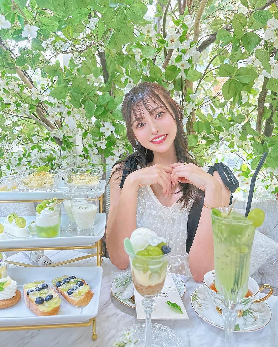 引地裕美のインスタグラム：「表参道に新しくオープンした @hautecouturecafe_official 🫖💚🍃  きのちゃんと行ってきたよ🫶🏻  店内がとにかく可愛くて…🥹 そこにいるだけで絵になる空間だった🖼️♡♡♡  アフタヌーンティーはシャインマスカット！ 贅沢だったなぁ🪽🪽 パスタやスープなどのお食事もとってもおいしかった☺️🍽️🤍  #みんちゃんカフェ巡り ☕️ #hautecouturecafeomotesandou #hautecouturecafe #オートクチュールカフェ表参道 #オートクチュールカフェ #アフタヌーンティー #afternoontea #表参道カフェ」