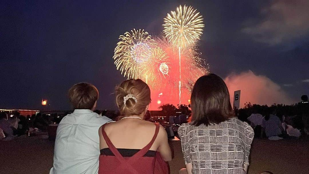 海老沢恵莉香さんのインスタグラム写真 - (海老沢恵莉香Instagram)「長岡まつり大花火大会(Nagaoka Fireworks Festival)🎇  Bagus bangeettt! Ini festival kembang api nomor 1 di Jepang katanya!  Ada vlognya yaaa sabarr hihi🫶  さすが日本一の花火！目ん玉二個じゃ足りなかった！！」8月3日 17時35分 - erika_ebisawa