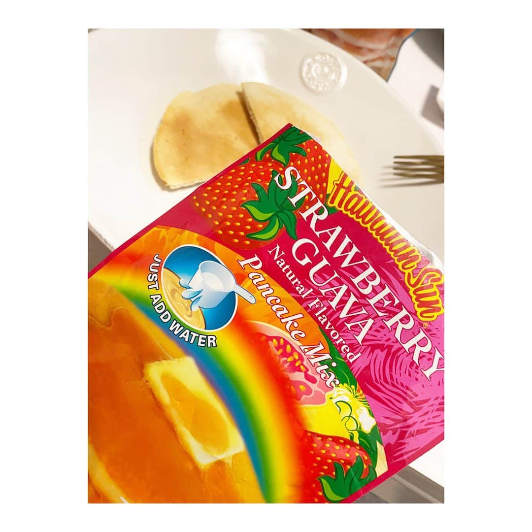 MIKUのインスタグラム：「ハワイのパンケーキミックス 🥞🍓🌺🌈😋  @maaaaaika31 ちゃんの おうちに行った時に ごちそうしてくれました🌈  もうね、 日本のパンケーキミックスとは 別モノ😳  超フルーティなお味で めちゃくちゃ美味しかった🤤 こーゆー味大好物🤤  そして 山梨の🍑まで🤤  至れり尽くせり… maikaちゃん いつも本当にありがとぉ🫶🏻  #hawaiiのお土産 #hawaiipancakemix #ごちそうさまでした」