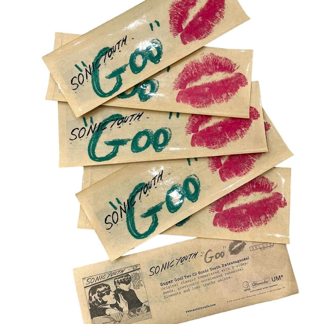 ジャムルのインスタグラム：「2005's SONIC YOUTH「Goo」プロモ用ステッカー　¥2000 tax in . こちらの商品はクリックポストでの発送も可能です。 注）古い物になりますので粘着の質が劣化している場合がございます、ご了承ください。  1981年にNew Yorkで結成されたバンド、ソニックユース。  80年代以降のインディー・ロック シーンを代表するバンドで、 後のグランジ・オルタナ系ムーブメントにも多大な影響を与えた偉大なバンドです。  こちらは1990年にリリースしたアルバム「Goo」に未発表デモ・トラックなどを追加した 2005年 デラックス・エディション リリース時のプロモ用 ステッカーになります。 . 今となっては大変希少でコレクタブルなアイテムだと思います、この機会に是非！！ .  WEB SHOPに入荷しております。 是非ご覧ください。 jammru.com  #お問い合わせはお電話で承ります #jammru #osaka  #fashion  #streetstyle  #streetfashion  #vtg  #vintage  #used  #usedclothing  #古着 #古着屋 #ファッション #70s #80s #90s」