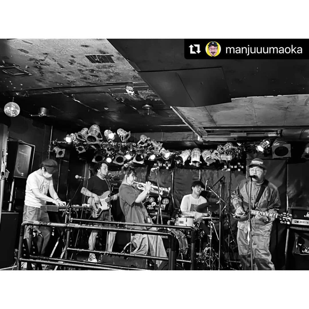 ファンファンさんのインスタグラム写真 - (ファンファンInstagram)「20230708 #ゴールデンローファーズ #TOMOVSKY #四星球 #アイアムアイ #GOLDENTRIANGLE ゴールデンローファーズ20周年おめでとう！ すごかったなあ。めちゃくちゃええ日やったなあ。。感激。 ローファーズで1曲と、トモさんみったんとレアな3人トモフで吹かせていただきました。 ローファーズのみんなは東京来てからずーっと仲良しの友だちやけど、演奏するのは初めてだったのでめちゃくちゃわなわなしました。本番前武者震い。 ハードレインやロックライダーで見てたときは、こんな日が来るなんて思ってなかったな。 自分にできることは賑やかししかないのでその一心で😂結果自分が楽しんで終わり😍 最高のライブでした。 ゴールデンローファーズもっといろんなひとに見てほしいなあ！ほんまに。 自分もなんかちょっとだけ、まだ伸びれるかも？と思った！ トモさんは、見に行きます！と言ったら、じゃ楽器持ってきて〜と言われ、みったんもいつの間にやらバッチリなベース弾いてて、なんかもう目まぐるしい。 みったんのベースかっこよかった。一緒にできてよかったなあ。 四星球7年ぶり！(確認してびっくり)くらいに見れて、楽しかったー！！またすぐ見に行きたいです😊同い年くらいやからとても親近感がある。 こういう日があるから続けられてる気がした。 ディービー号に乗せていただきハッピーな帰り道。」8月3日 17時43分 - fafafafafanfan