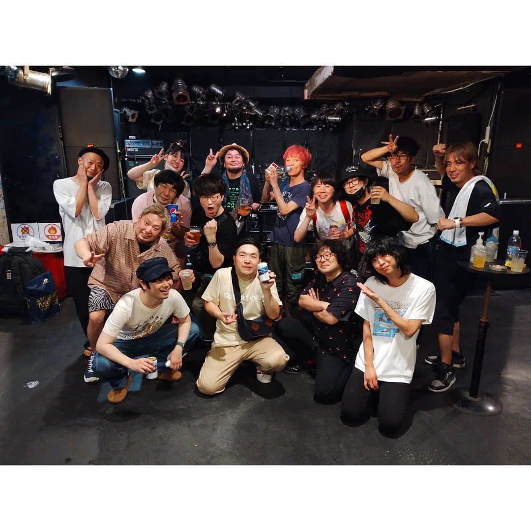 ファンファンさんのインスタグラム写真 - (ファンファンInstagram)「20230708 #ゴールデンローファーズ #TOMOVSKY #四星球 #アイアムアイ #GOLDENTRIANGLE ゴールデンローファーズ20周年おめでとう！ すごかったなあ。めちゃくちゃええ日やったなあ。。感激。 ローファーズで1曲と、トモさんみったんとレアな3人トモフで吹かせていただきました。 ローファーズのみんなは東京来てからずーっと仲良しの友だちやけど、演奏するのは初めてだったのでめちゃくちゃわなわなしました。本番前武者震い。 ハードレインやロックライダーで見てたときは、こんな日が来るなんて思ってなかったな。 自分にできることは賑やかししかないのでその一心で😂結果自分が楽しんで終わり😍 最高のライブでした。 ゴールデンローファーズもっといろんなひとに見てほしいなあ！ほんまに。 自分もなんかちょっとだけ、まだ伸びれるかも？と思った！ トモさんは、見に行きます！と言ったら、じゃ楽器持ってきて〜と言われ、みったんもいつの間にやらバッチリなベース弾いてて、なんかもう目まぐるしい。 みったんのベースかっこよかった。一緒にできてよかったなあ。 四星球7年ぶり！(確認してびっくり)くらいに見れて、楽しかったー！！またすぐ見に行きたいです😊同い年くらいやからとても親近感がある。 こういう日があるから続けられてる気がした。 ディービー号に乗せていただきハッピーな帰り道。」8月3日 17時43分 - fafafafafanfan