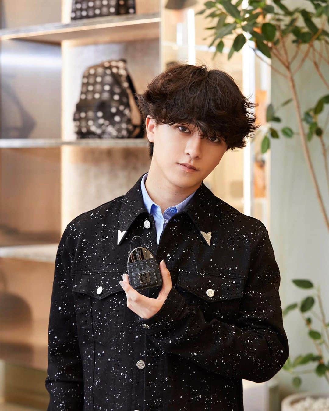 まきとんのインスタグラム：「#MCMOnyx @fragrance_avenuejp   ［MCM オニキス オーデパルファム］ MCM初のメンズフレグランスが出ました！ ジンジャー・ラベンダー・クリアウッド・ベチバーの香りで自分磨きをしてる男性にぴったりの香り💚 デートシーンなど張り切りたい時に使いたい パワーストーン オニキスから着想を得ていてMCMを象徴するアイコンのバックパックから着想を得たボトルデザイン 新作なので、人とは被りたくない香りを探している人におすすめ! . . . #MCMOnyx  #MCMWorldwide  #MCMFragrance」