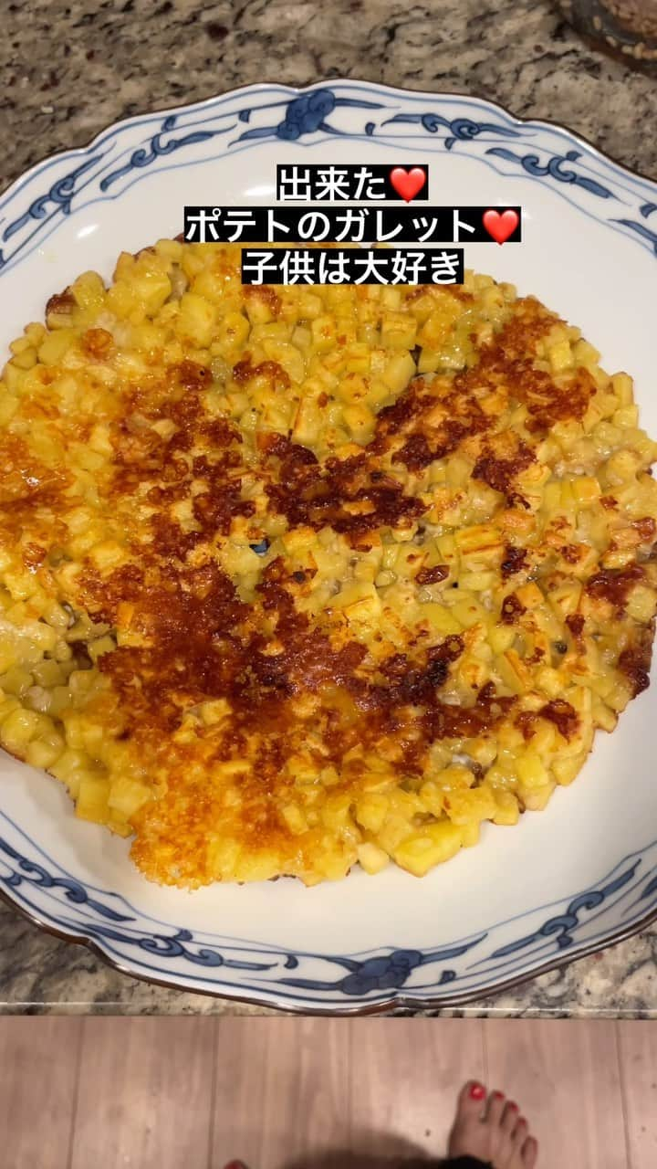 田中えみのインスタグラム：「ポテトのガレット作りました🥰 ガレットってなんですかね？ とりあえず、美味しいので作りました！ 子供に大人気の一品です！！」