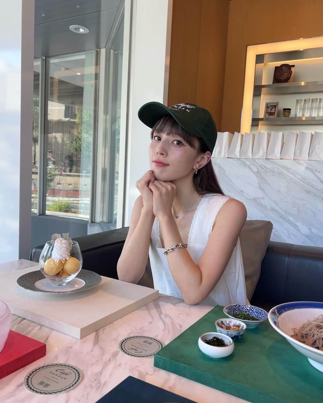 目見田早弥子のインスタグラム：「明日8/4から期間限定でopenする café DAMDAMに一足早くお邪魔してきました🌿  @damdamtokyo は紫蘇やこんにゃくなど 古くから日本で使われている素材を用いて生み出された Made in Japanのスキンケアブランド。  体の中からもその素材たちを取り入れようということで @pierrehermejpofficial とコラボして カフェをオープンします✨  シソ風味のマカロン、甘夏ソーダ、シソペースト蕎麦を 試食させていただいたのだけれどどれも美味しかった~🥺💖 今の時期にぴったりな爽やかなお味でした♡  写真１枚目のキャップはcafé DAMDAMのグッズ☕️💚 かわいいよね😵‍💫💘  DAMDAMのプロダクトも店内で購入できるので カフェメニューと合わせてチェックしてみてね🦋💫」