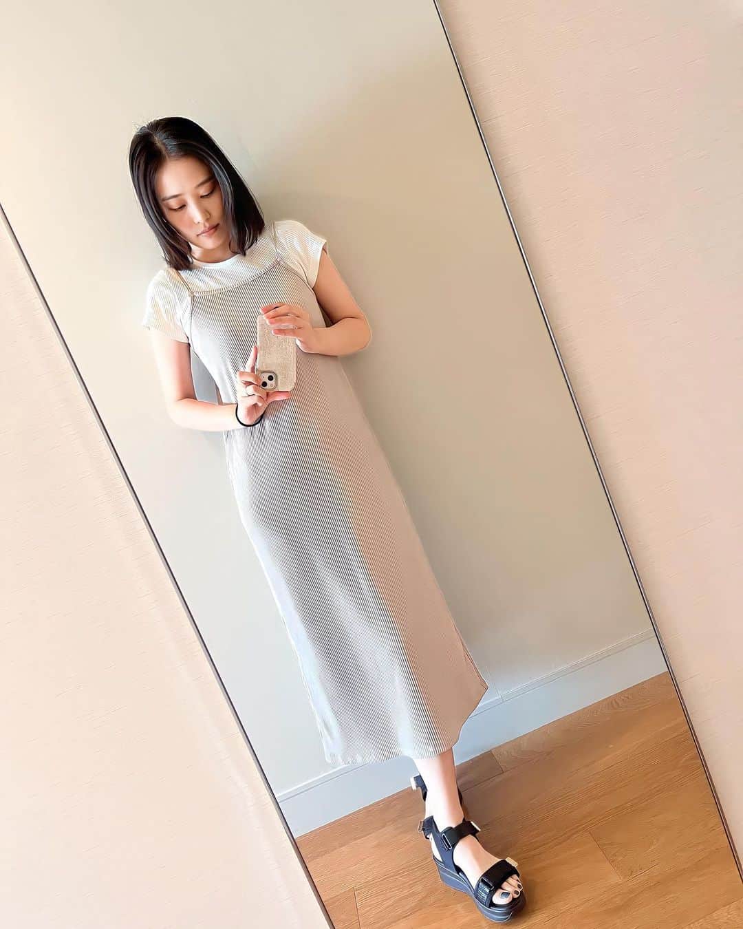 前田友香のインスタグラム：「#コーディネートはコーデネート #プチプラコーデ   腕出すと 飲食店で寒い〜😰なる女。 でも夏は苦手。 わがままか！ 少しくらいは 笑いなさいよ。」