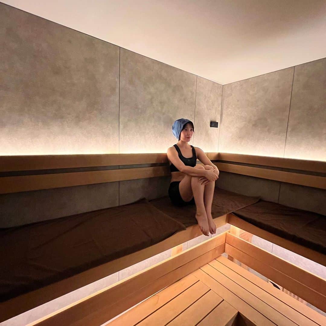 宮崎理奈さんのインスタグラム写真 - (宮崎理奈Instagram)「本日のサ活。  赤坂にあるアカサカサウナ( @akasaka_sauna )です💕  プライベートサウナとは思えぬ広さです🎊 ベンチが4つもあって、サ室も水風呂も広いから、最大4人で入れるけど、余裕があります！！  ヒートウェーブってのがあって、静かなのに、サ室いっぱいに熱波が送られて、ひーひー言うくらいにサ室全体がアチアチになります😂  これはすごい！！  水風呂には濾過器があるから、綺麗な水が循環されていて、素晴らしい👏  本当に綺麗で、プライバシー守れて、めちゃくちゃいい場所見つけました！！ 行きつけ決定🙆‍♀️  大きなテレビが付いてるから、Netflixとかみたり、スピーカーでお好みの音楽かけられる🎧  ただなかなか予約が取れないから、2週間前から張り付いて予約しないと！！  今回のサ飯は、近くにあるチョンギワ本館の冷麺💕 キンキンで美味しかった〜！！ . . . . #サウナ #サウナ女子 #サ活 #サ活女子 #アカサカサウナ #プライベートサウナ #サウナイキタイ #サウナー #サ飯 #チョンギワ」8月3日 17時55分 - rina.miyazaki0221